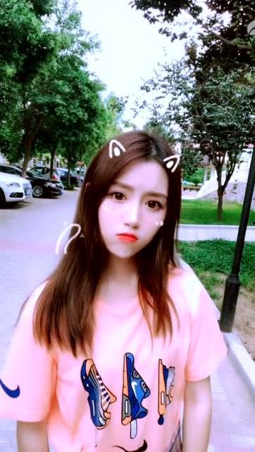 女孩旅游吃瓜的视频,女孩的甜蜜旅行吃瓜日记